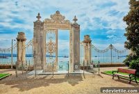 Dolmabahçe Palace Visitor Guide: Tips, Tickets & Highlights